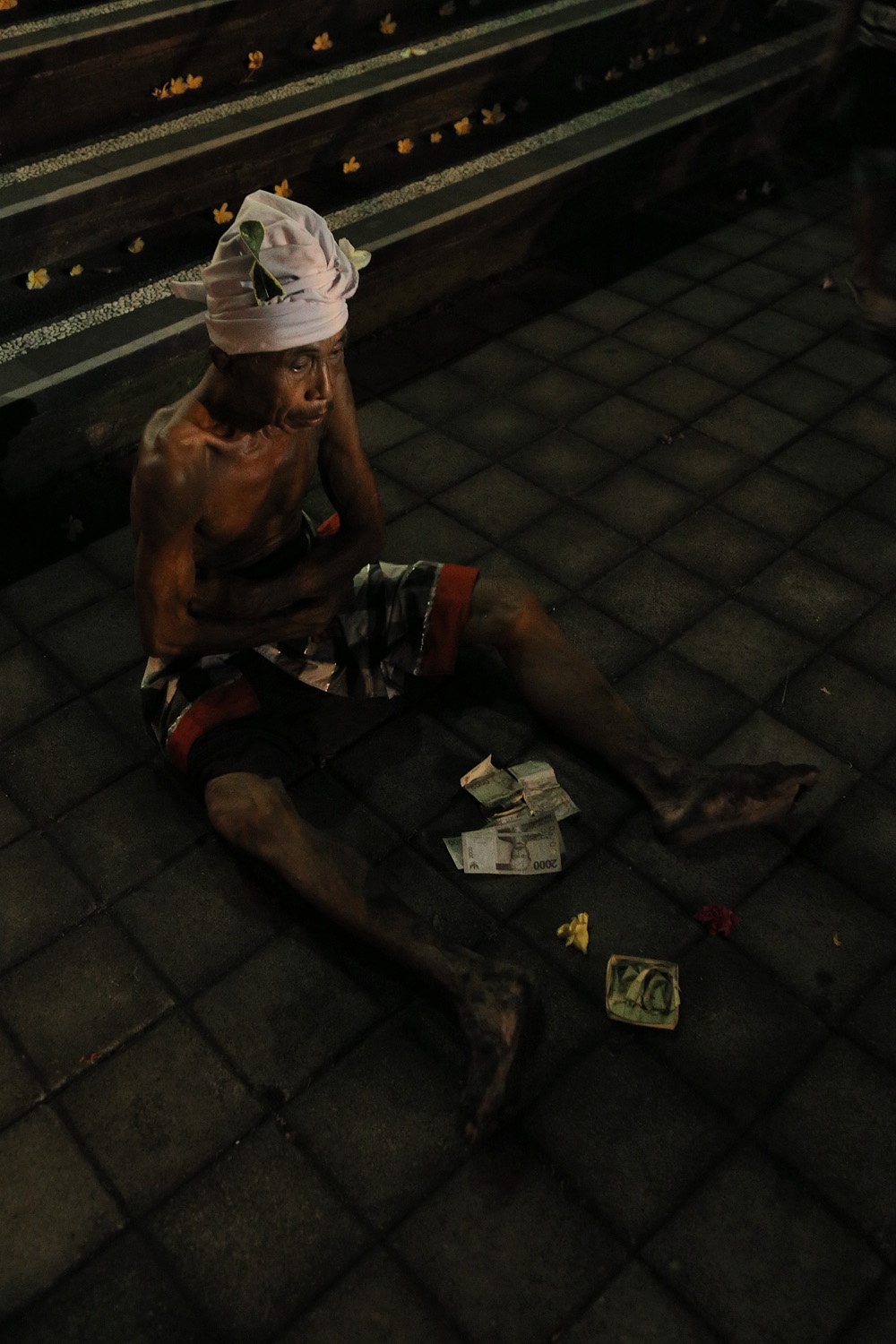 bill-hocker-exhausted-kecak-firedancer-pura-puseh-ubud-ubud-bali-indonesia-2016