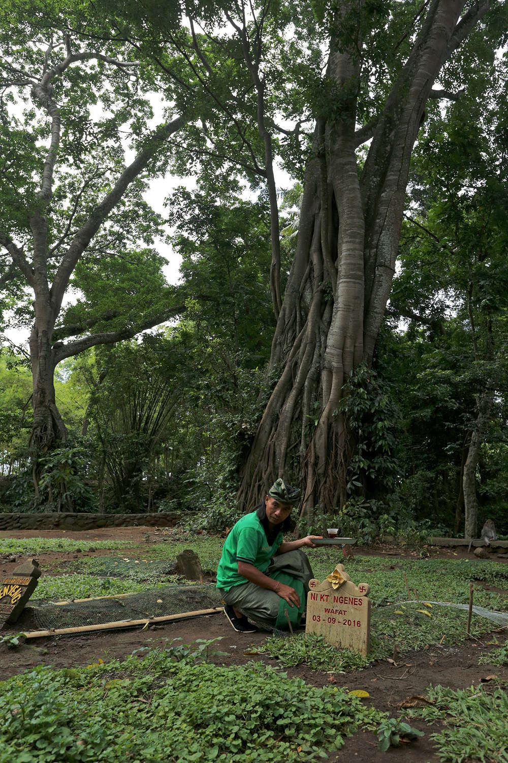 bill-hocker-grave-offering-monkey-forest-ubud-bali-indonesia-2016