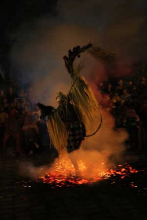 Kacek Firedance
Pura Puseh Ubud
Ubud, Bali, Indonesia