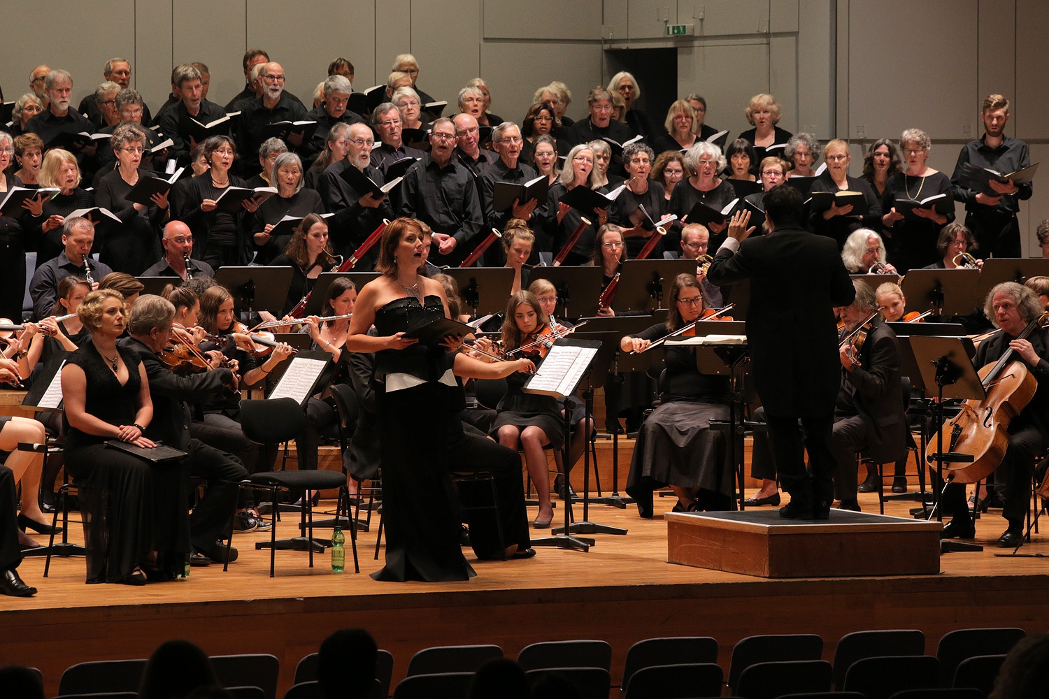 bill-hocker-carrie-hennessey-soprano-hegel-saal-stuttgart-germany-2016