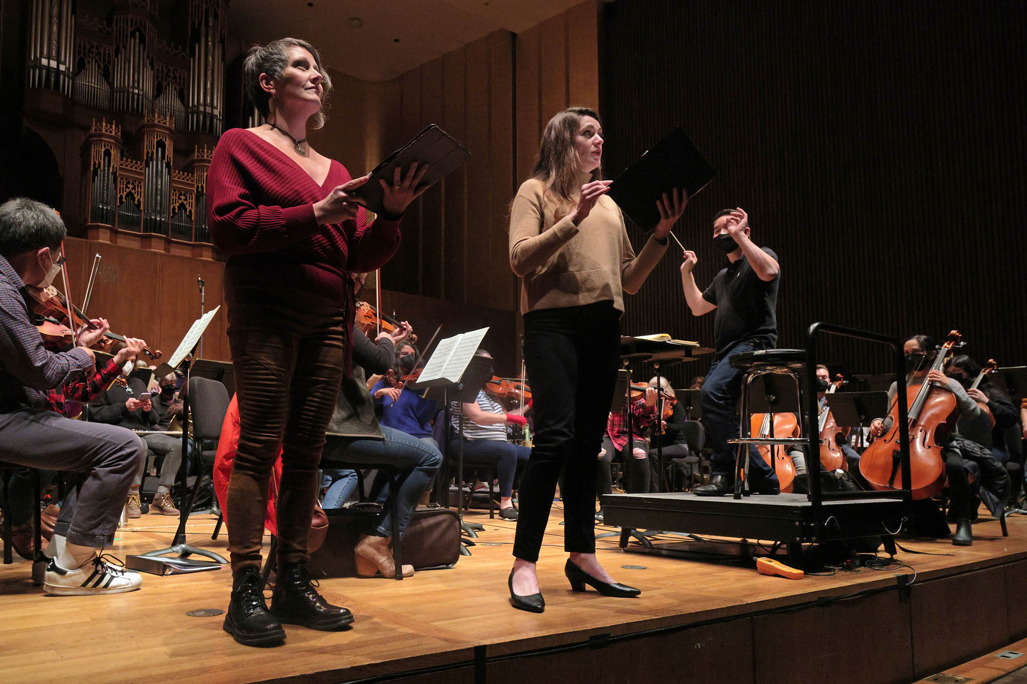 bill-hocker-carrie-hennessey-and-ellen-leslie-sopranos-bcco-winter-2022-concert-hertz-hall-uc-berkeley-berkeley-california-2023