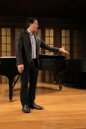 Ming Luke introduces soloists
The Piano Club
Berkeley, California