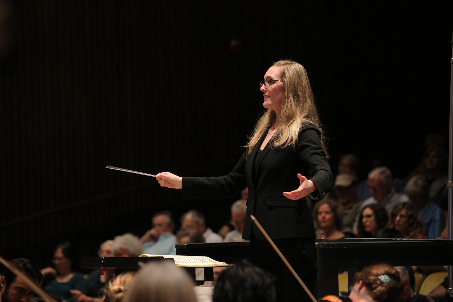 bill-hocker-julia-morris-assistant-conductor-dress-rehearsal-hertz-hall-berkeley-california-2019