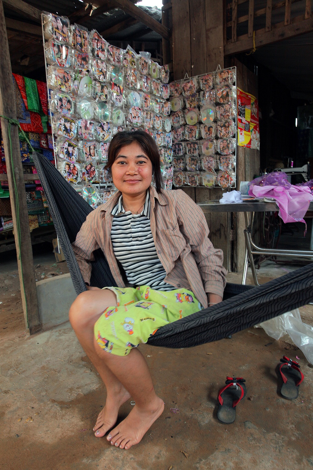 bill-hocker-disc-vendor-banteay-chmar-cambodia-2010