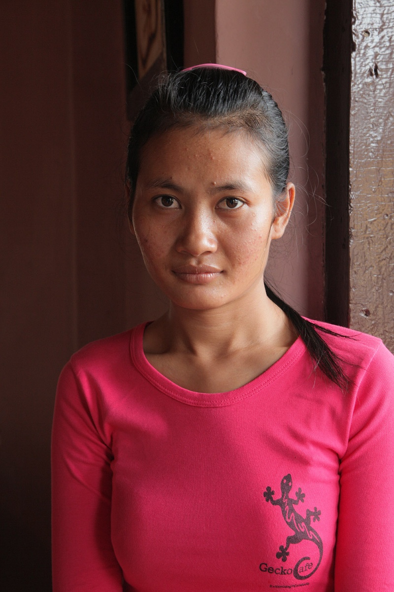 bill-hocker-gecko-cafe-waitress-battembang-cambodia-2010