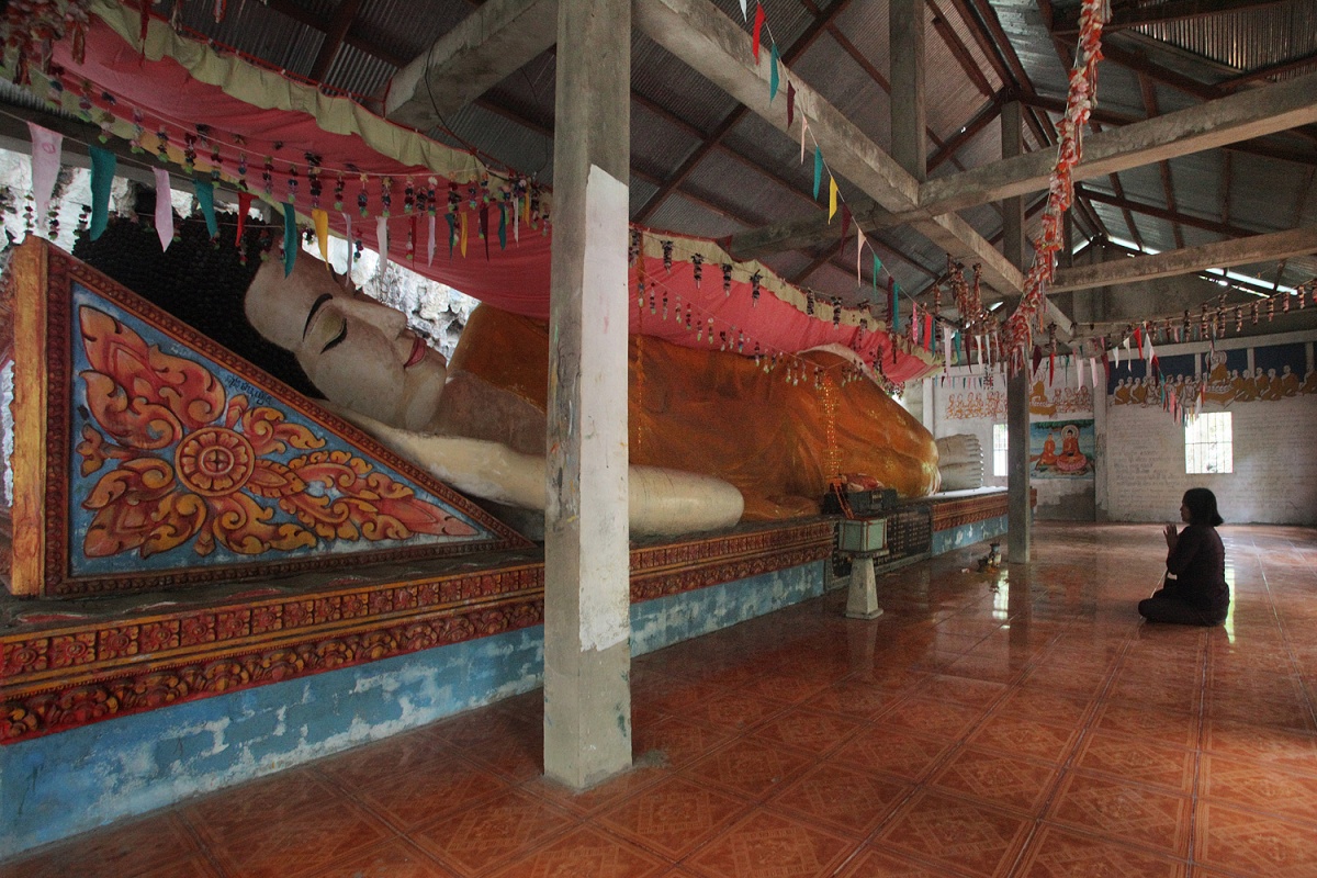 bill-hocker-reclining-buddha-phnom-sampow-cambodia-2010