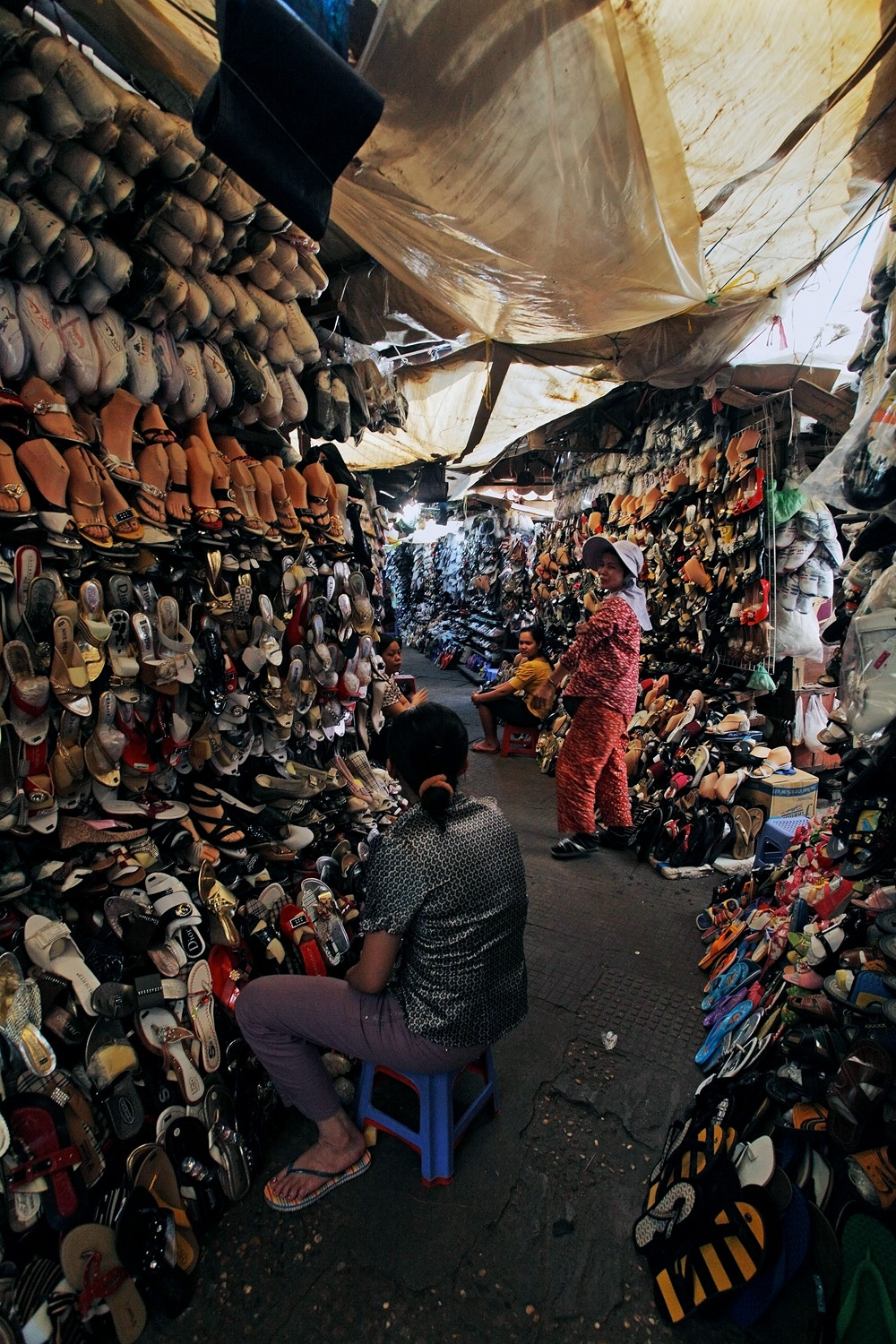 bill-hocker-shoe-vendors-central-market-phnom-penh-cambodia-2010