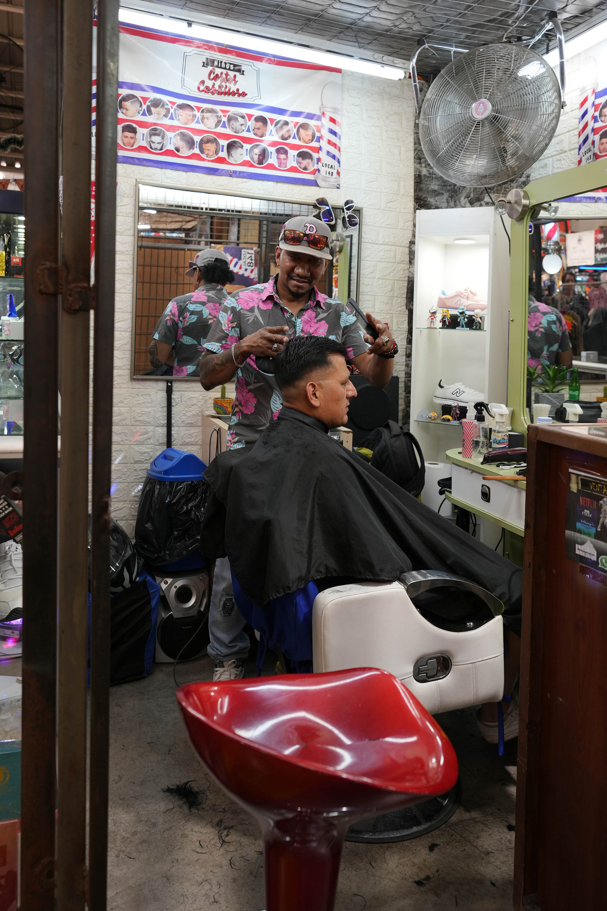 bill-hocker-barbershop-victor-manuel-bazaar-santiago-chile-2024