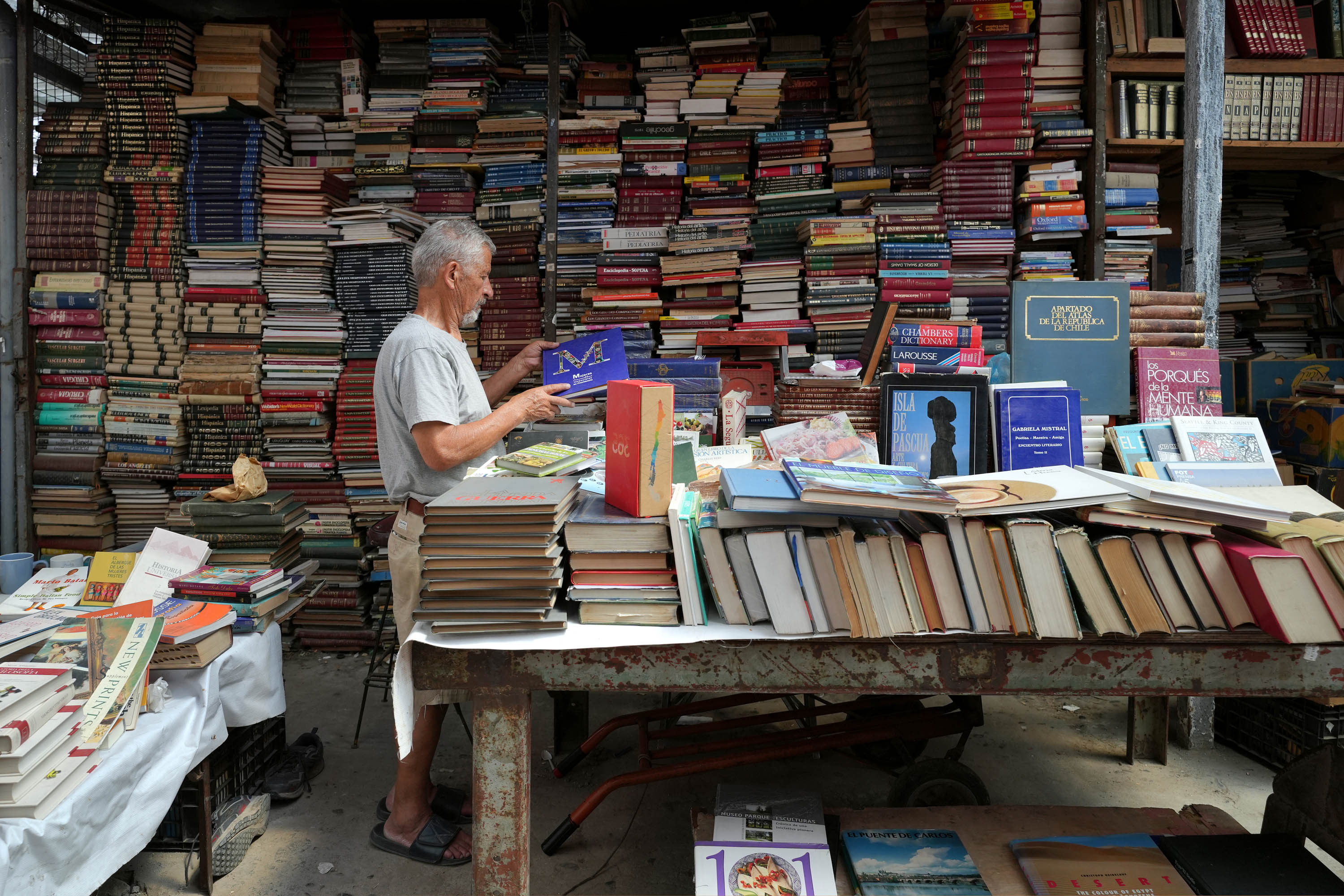 bill-hocker-bookseller-victor-manuel-bazaar--santiago-chile-2024