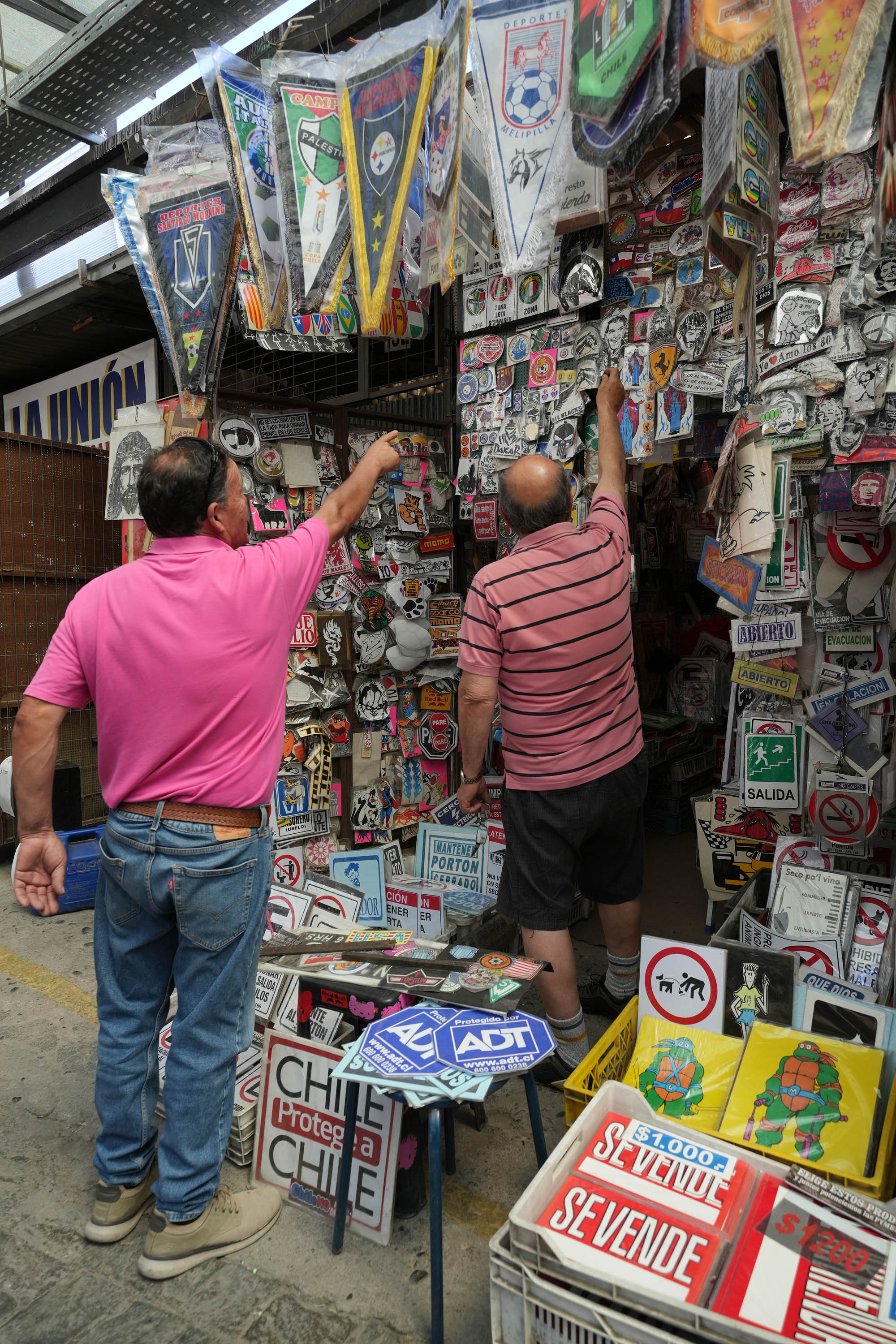 bill-hocker-sign-vendor-vendor-victor-manuel-bazaar--santiago-chile-2024
