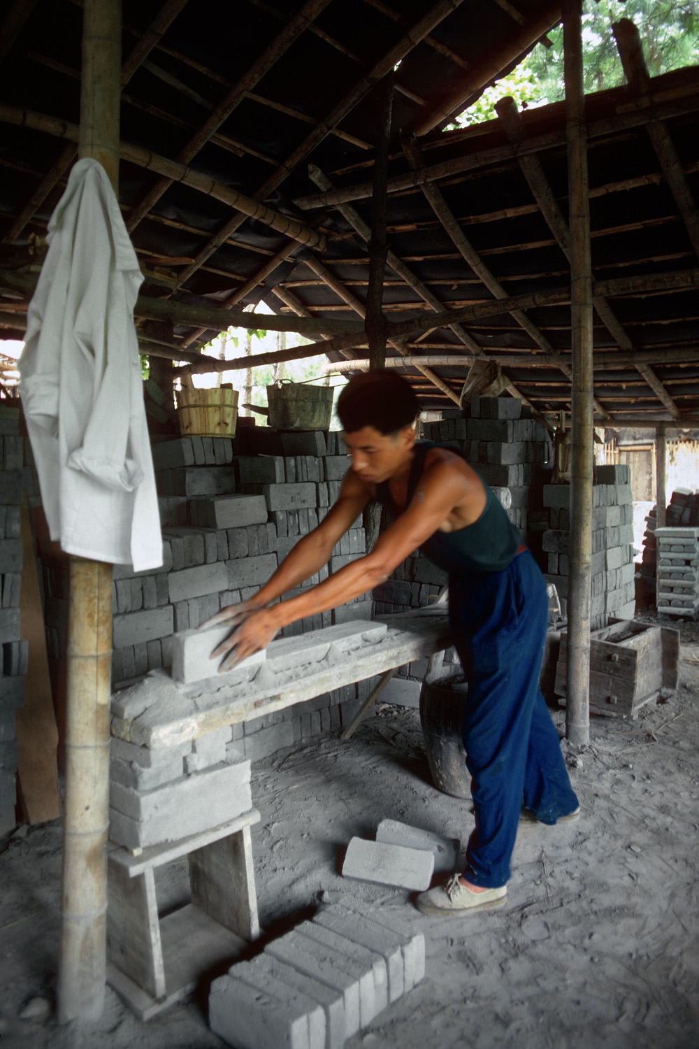 bill-hocker-brick-smoothing-shi-sen-museum-anhui-china-1981
