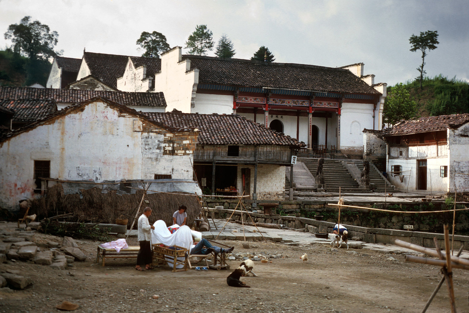bill-hocker-ancestor-hall-juihuazhen-anhui-china-1981