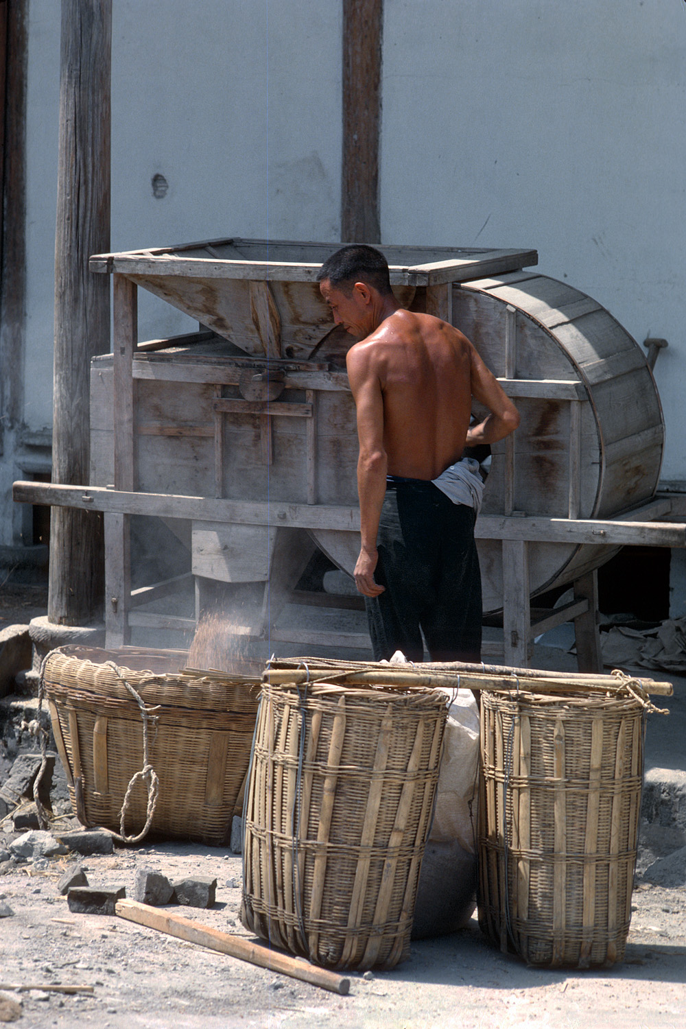 bill-hocker-thresher-chengdu-sichuan-china-1981