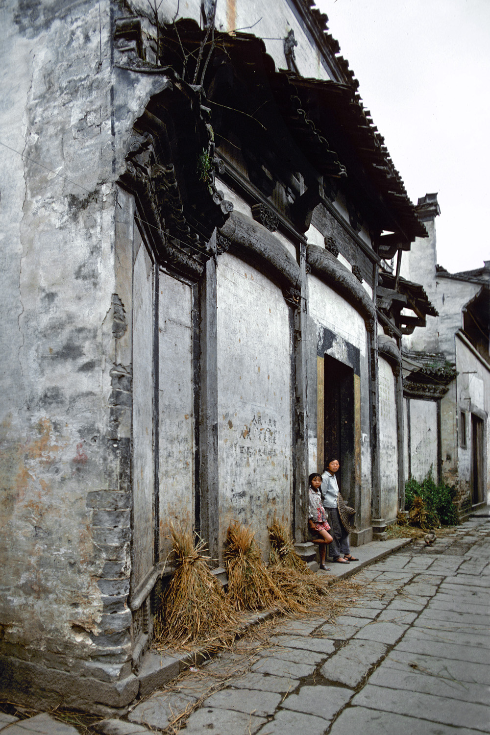 bill-hocker-doorway-xixian-anhui-china-1981