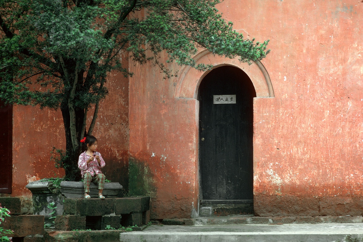 bill-hocker-giant-buddah-house-leshan-sichuan-china-1981