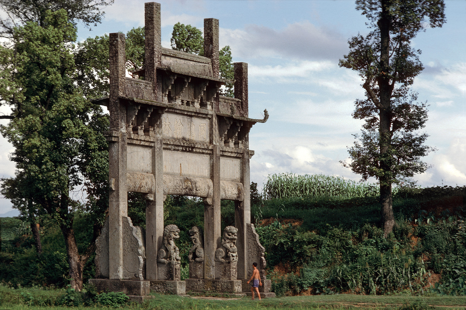 bill-hocker-lion-gate-tong-mu-anhui-china-1981