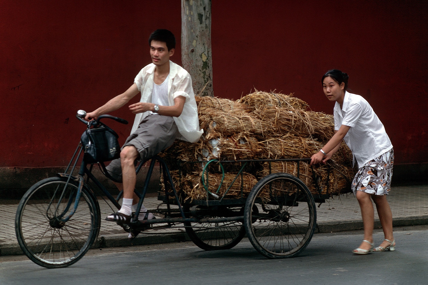 bill-hocker-chic-workers-hangzhou-china-1981