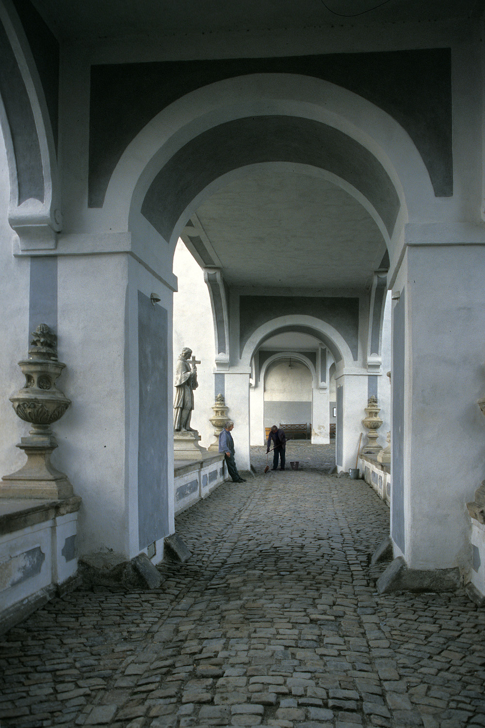 bill-hocker-cloak-bridge-cesky-krumlov-czech-republic-2005