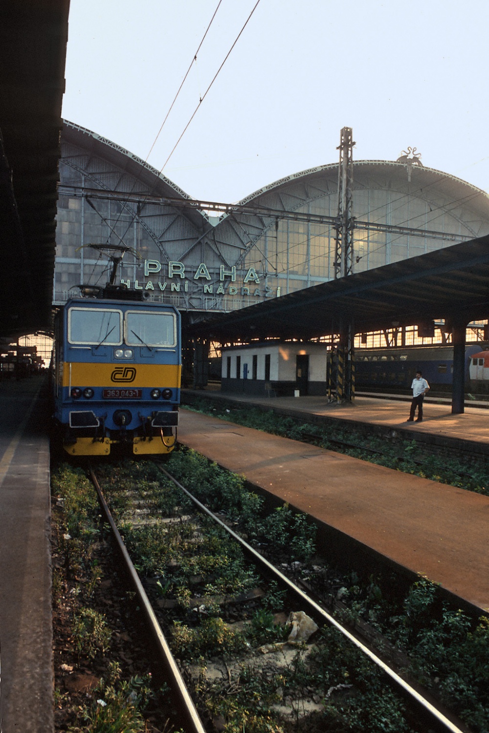 bill-hocker-prague-station-prague-czech-republic-1995
