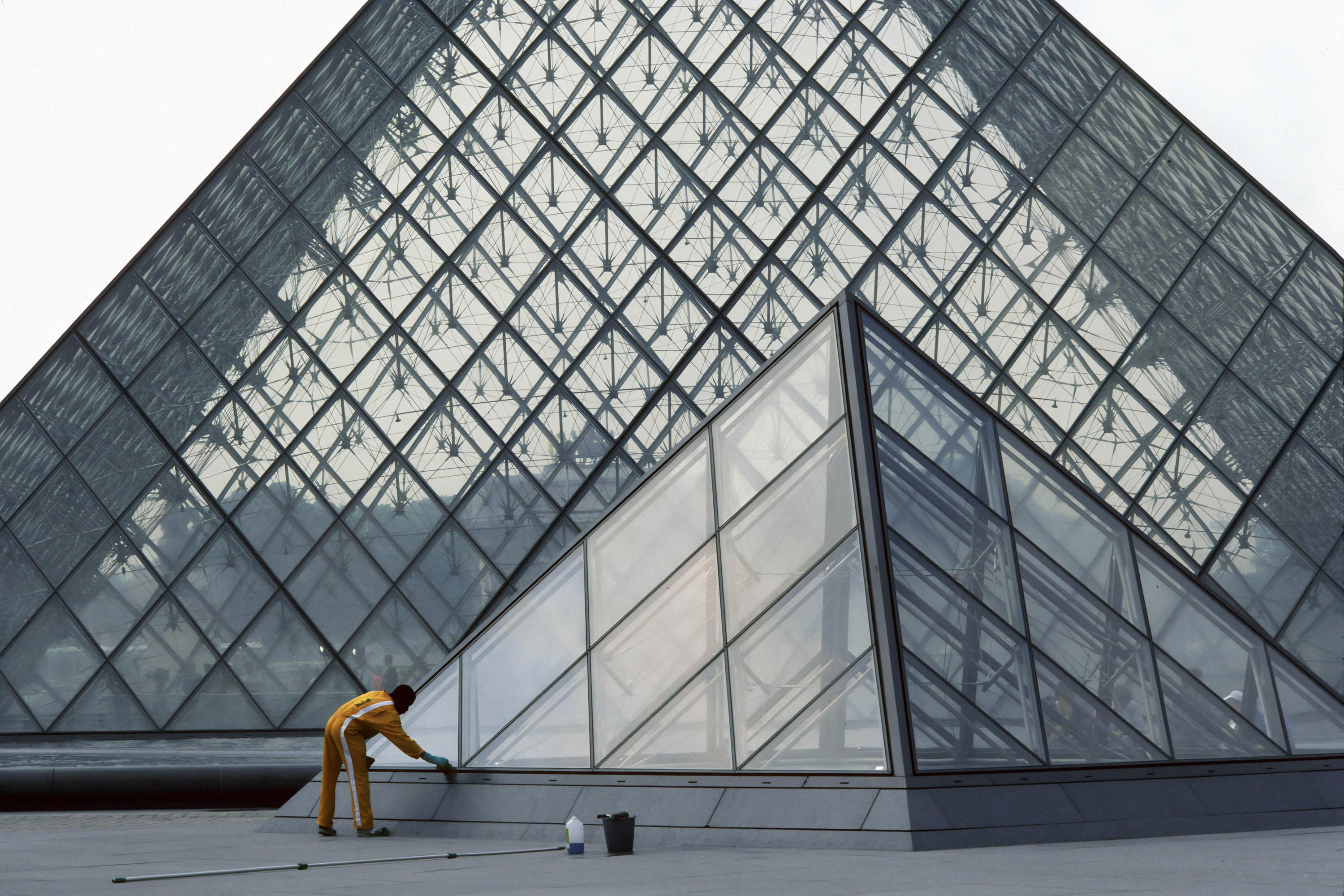 bill-hocker-the-louvre-paris-france-1990