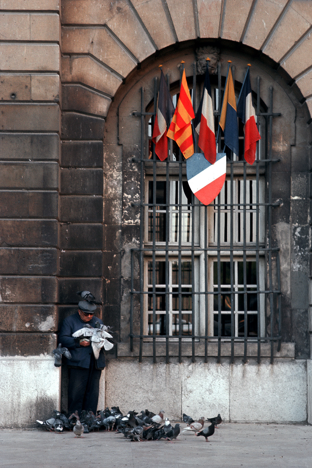 bill-hocker-pigeon-feeder-france-1972
