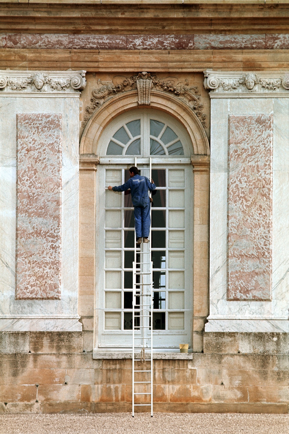bill-hocker-window-washer--grand-trianon-versailles-france-1972