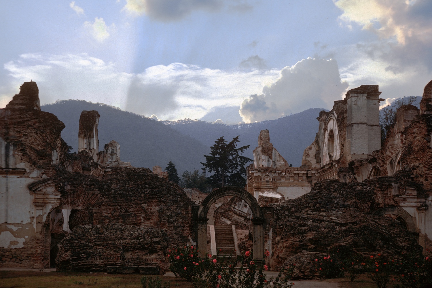 bill-hocker-convento-de-santa-clara-antigua-guatemala-1978
