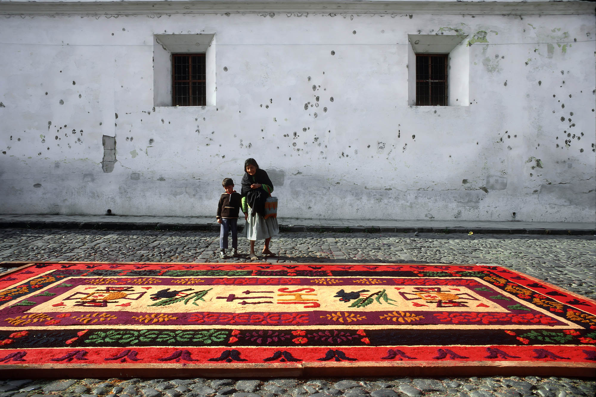 bill-hocker-sawdust-carpet-antigua-guatemala-1978