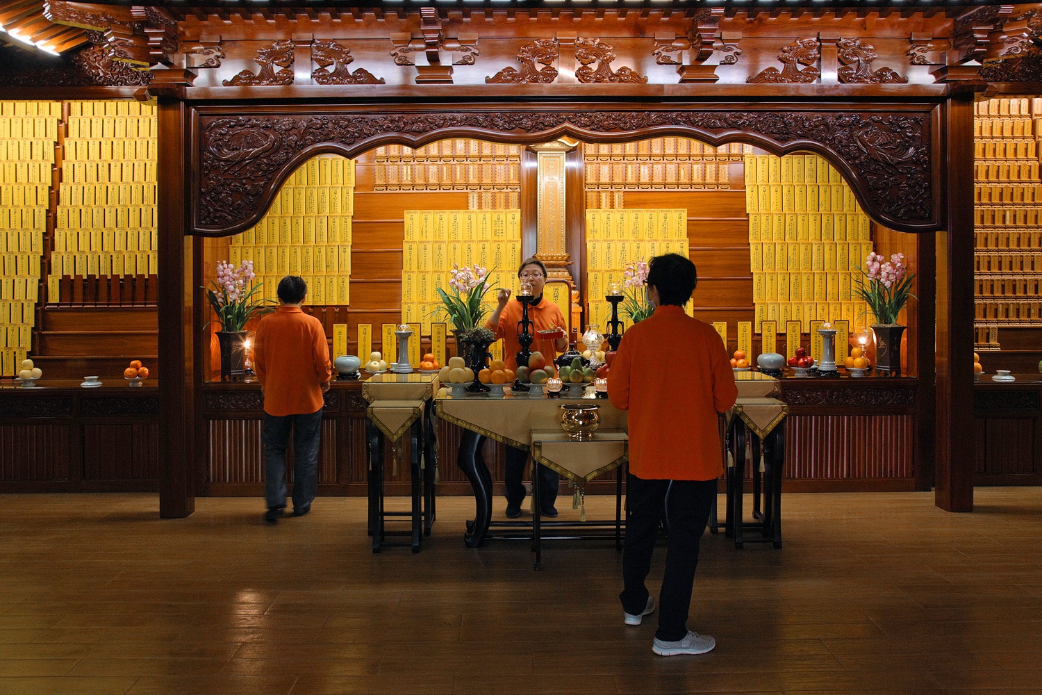 bill-hocker-family-tablets-chi-lin-nunnery-diamond-hill-hong-kong-2014