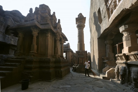 Rock-cut Shrine and Column
Cave 32
Ellora, India