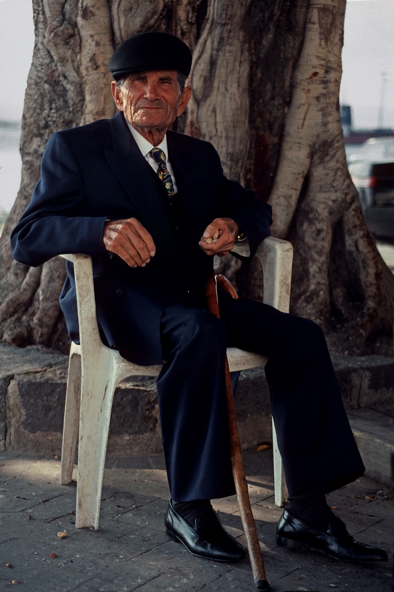 bill-hocker-gentleman-with-peanuts-siracusa-sicily-2000