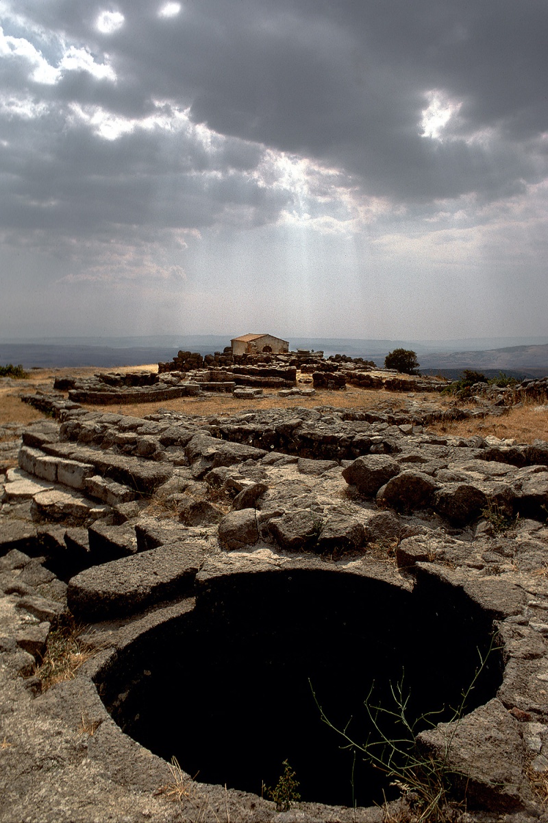 bill-hocker-nuragic-well-serra-orrios-sardinia-1984