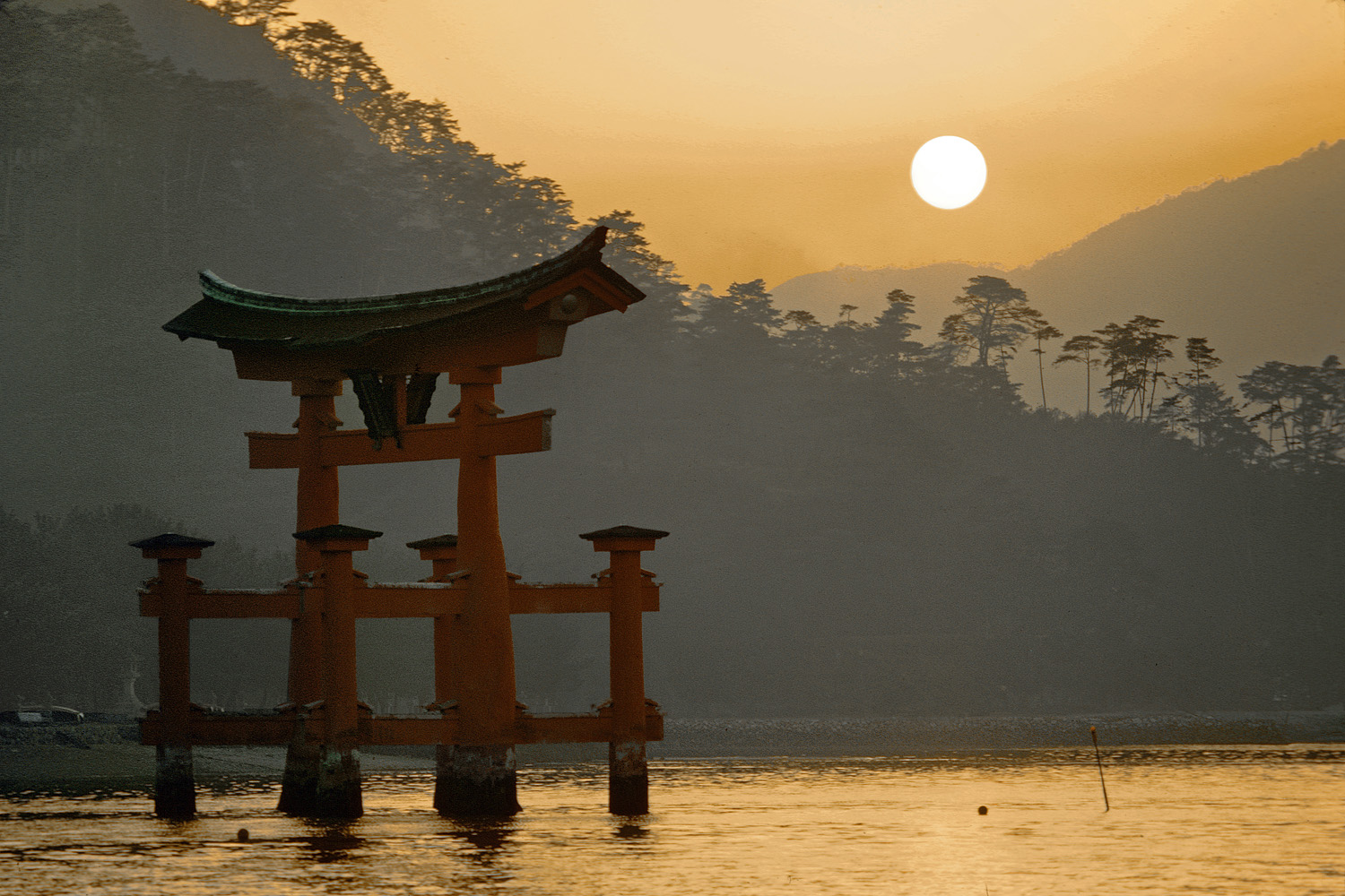 bill-hocker-itsukushima-shrine-miiyajima-japan-1974