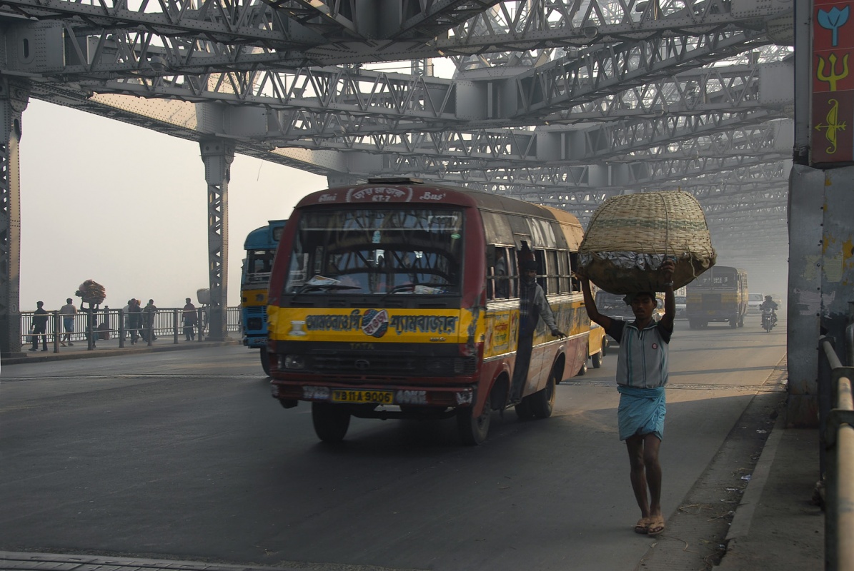 bill-hocker-howrah-bridge-traffic-kolkata-india-2007