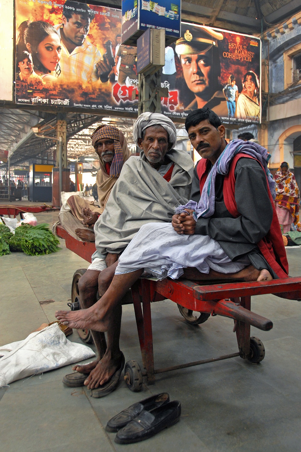 bill-hocker-porters-at-howrah-station-kolkata-india-2007
