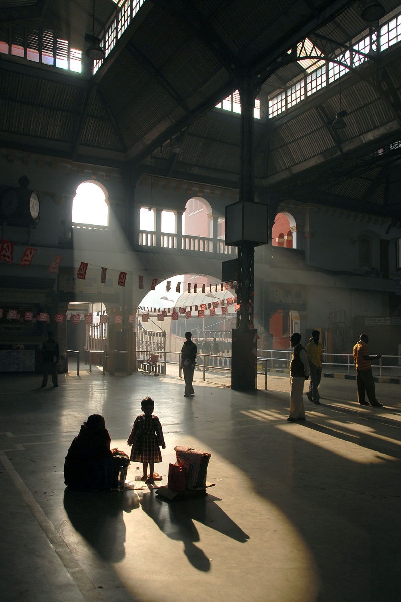 bill-hocker-howrah-station-kolkata-india-2007