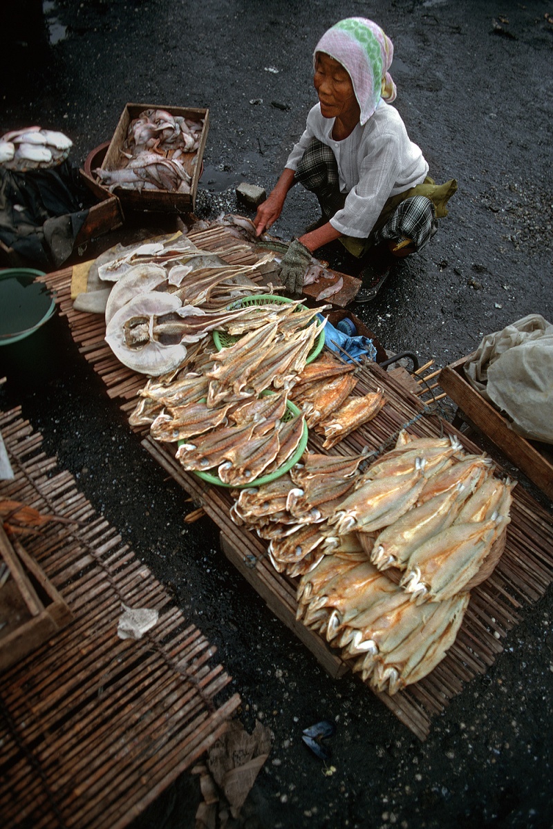 bill-hocker-fish-monger-yeosu-korea-1977