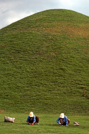 Burial Mound
Kyongju, Korea
