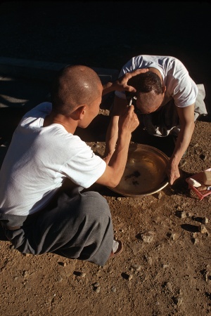 Barber
Tongdo Monastery, Korea
