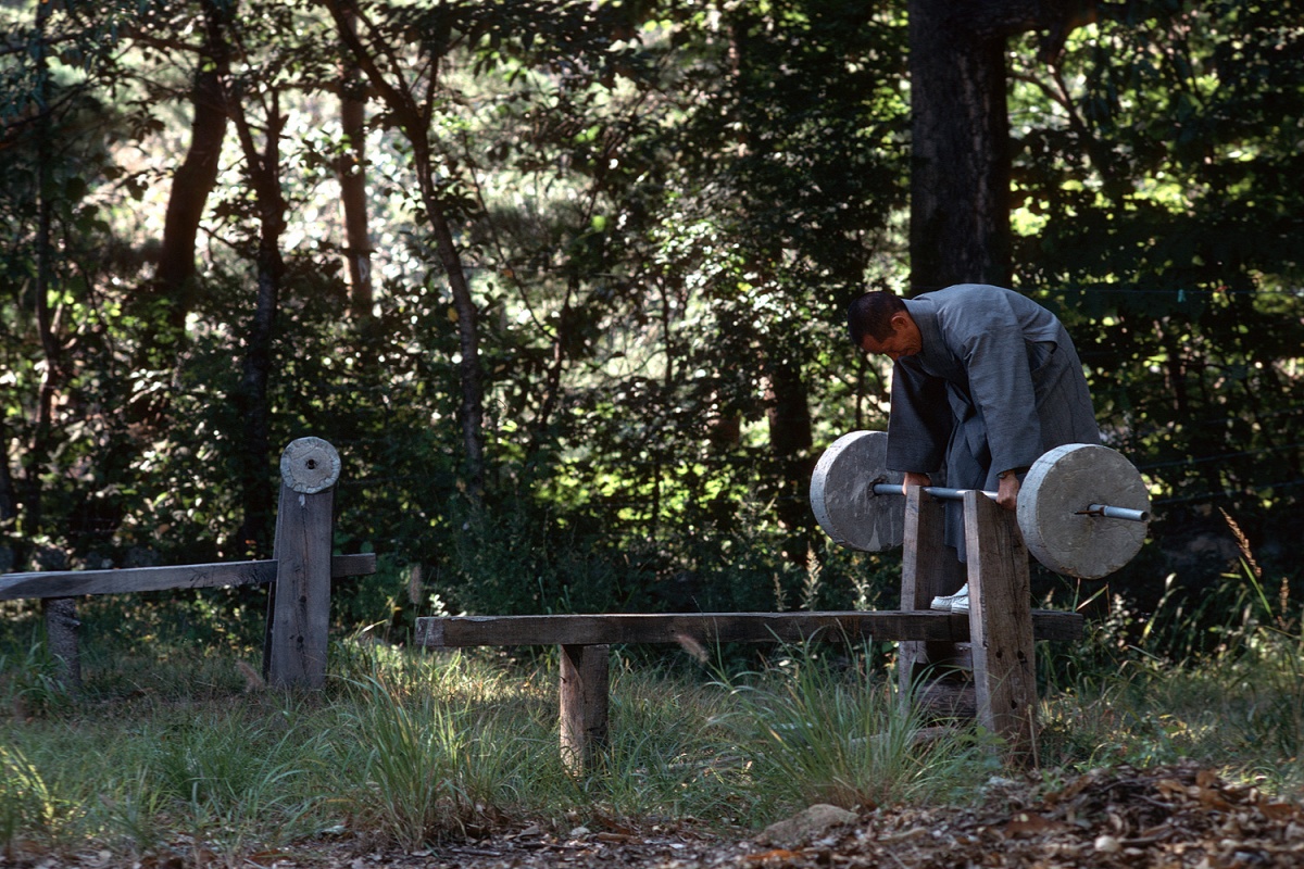 bill-hocker-weight-lifter-tongdo-monastery-korea-1977