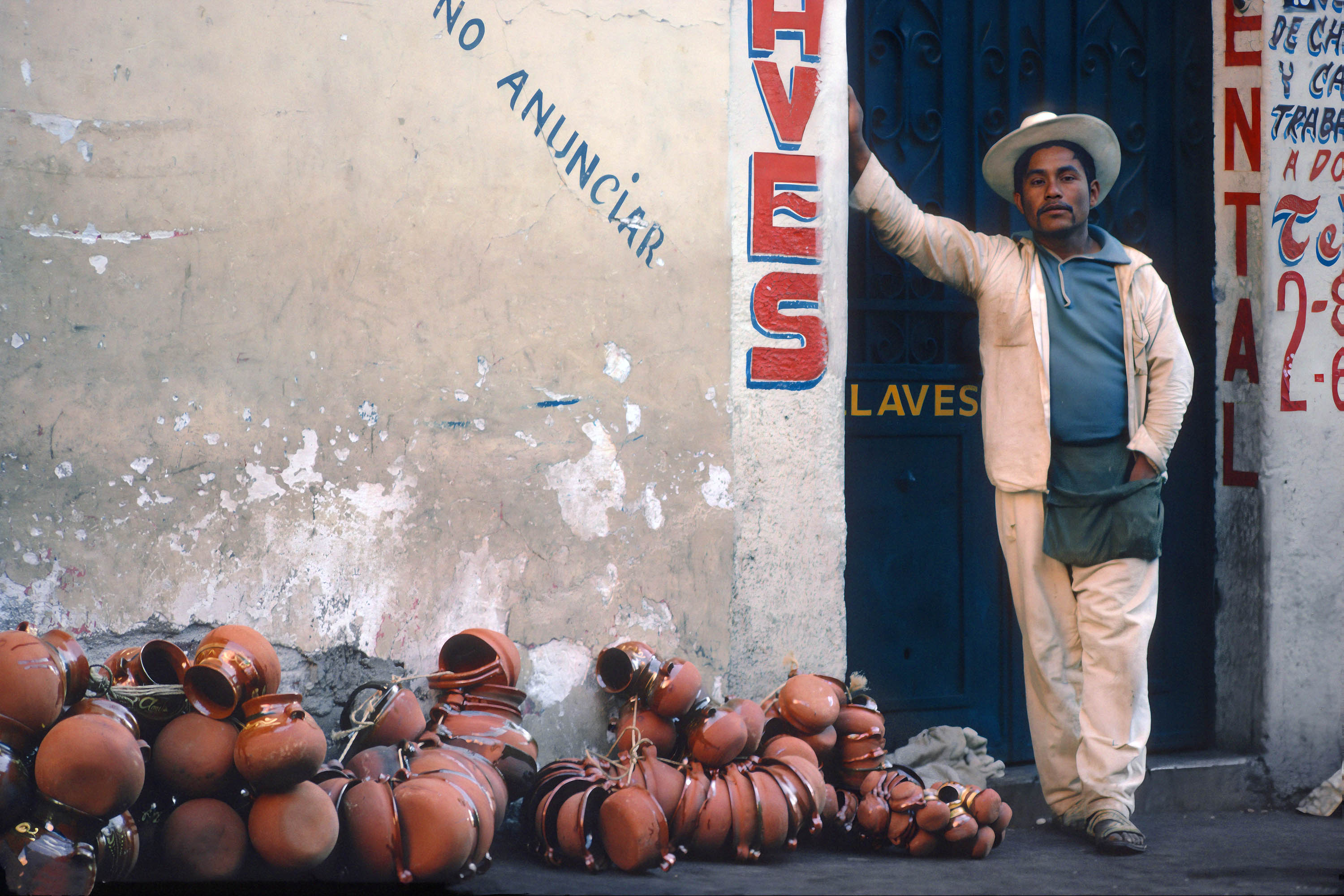 bill-hocker-pot-vendor-guadalajara-mexico-1973