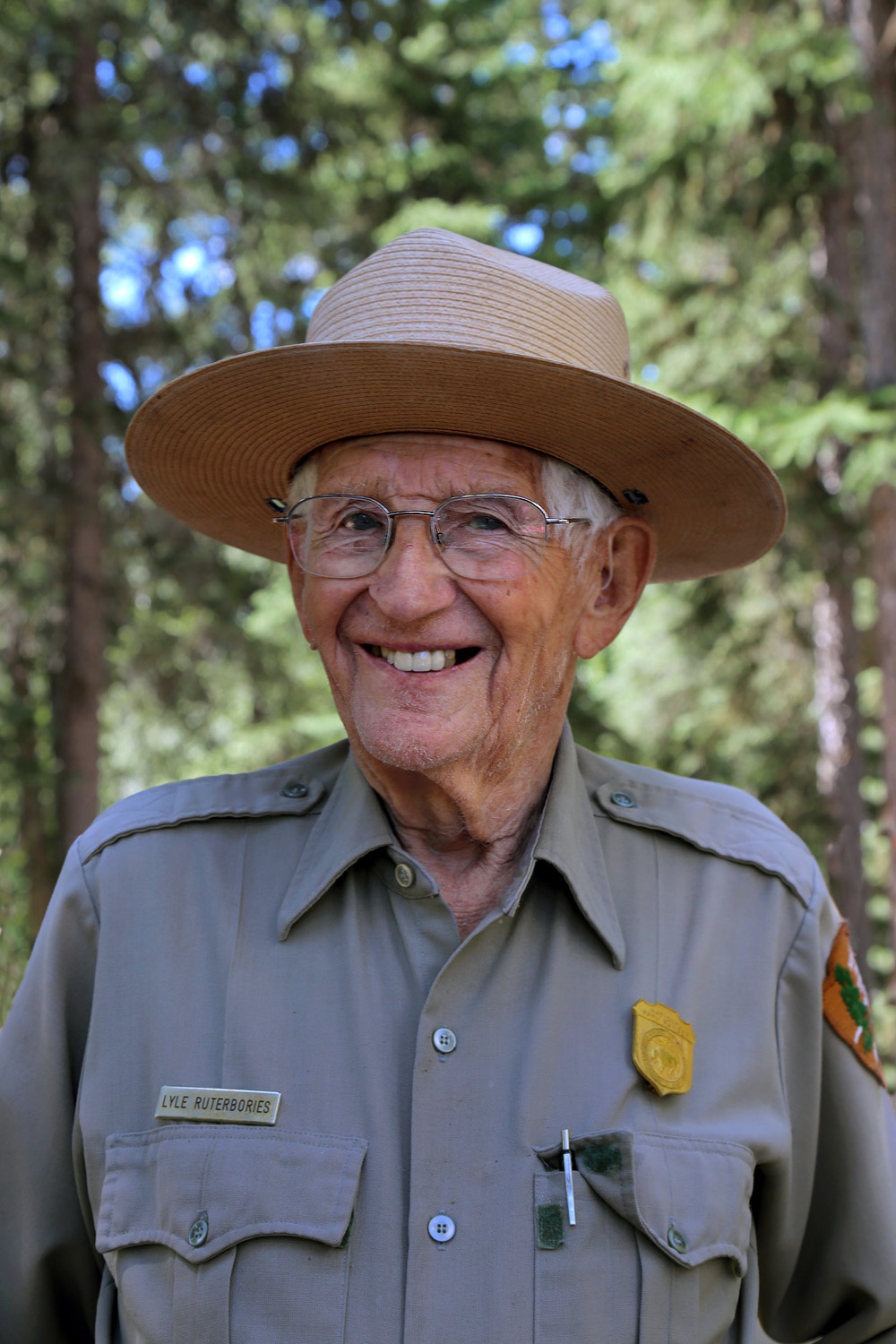bill-hocker-ranger-lyle--ruterbories-at-97-the-oldest-active-park-service-ranger-kinta-lake-glacier-national-park-montana-2017