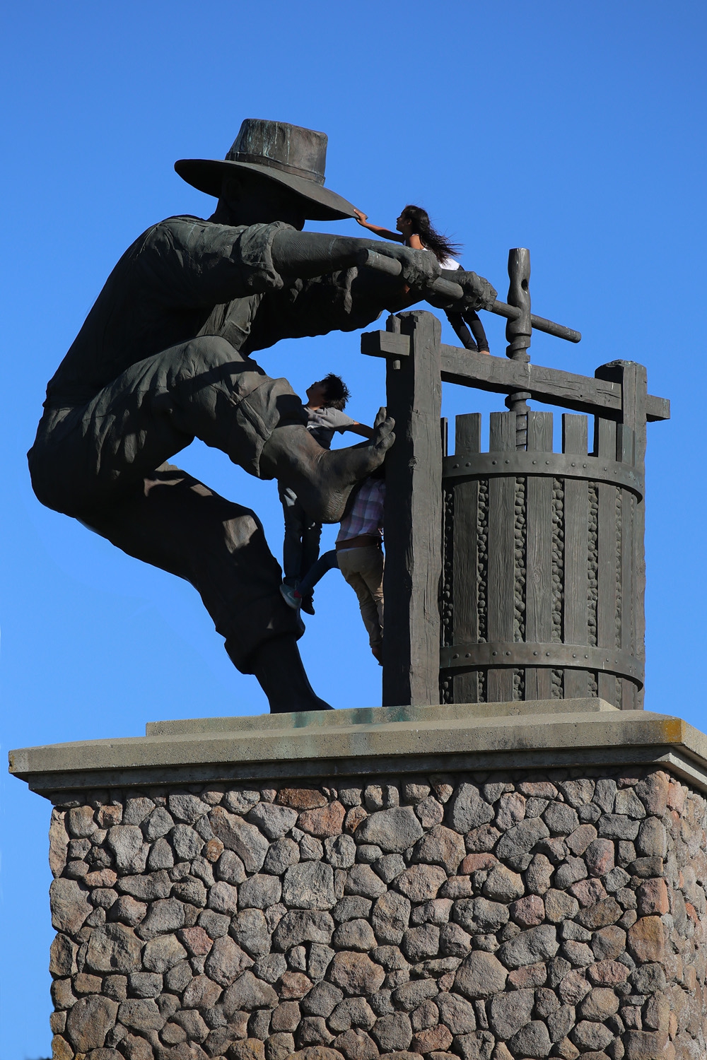 bill-hocker-grapecrusher--monument-napa-california-2017