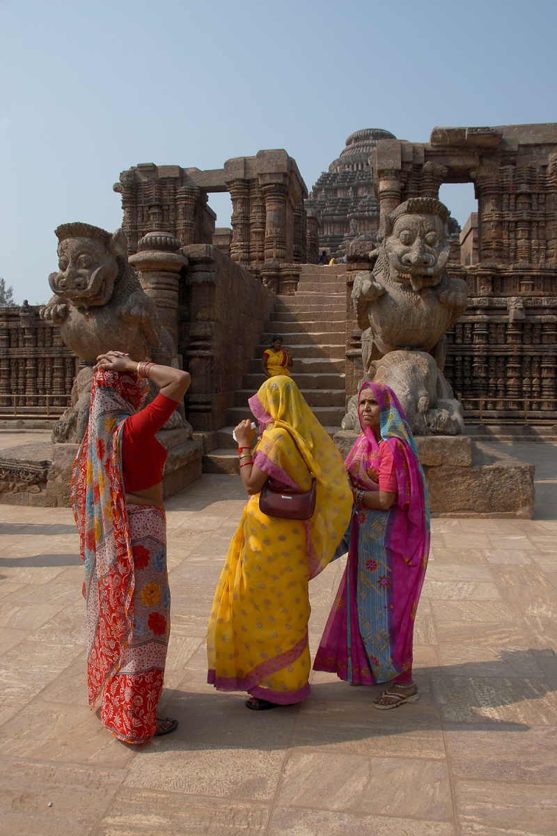 bill-hocker-sun-temple-tourists-konark-india-2007