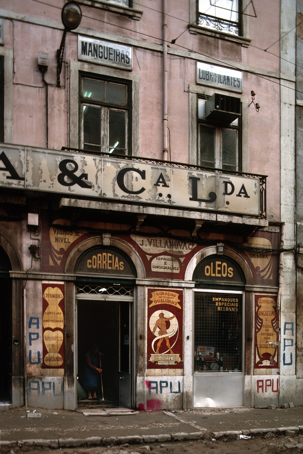 bill-hocker-storefront-lisbon-portugal-1983