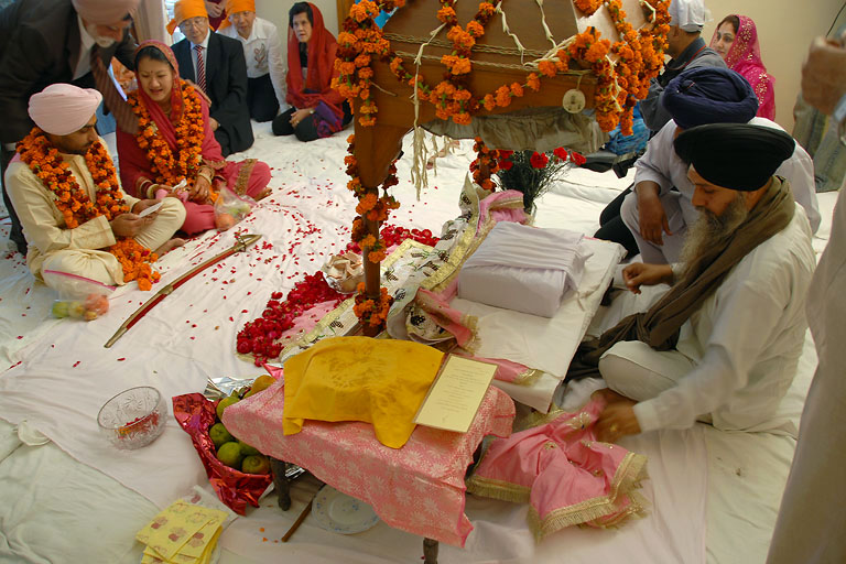 bill-hocker-guru-granth-sahib-is-wrapped-jalandhar-india-2006