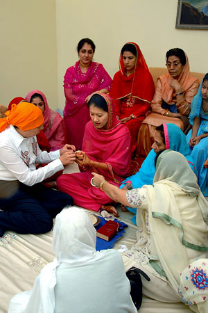 Placing the Bride's BanglesJalandhar, India