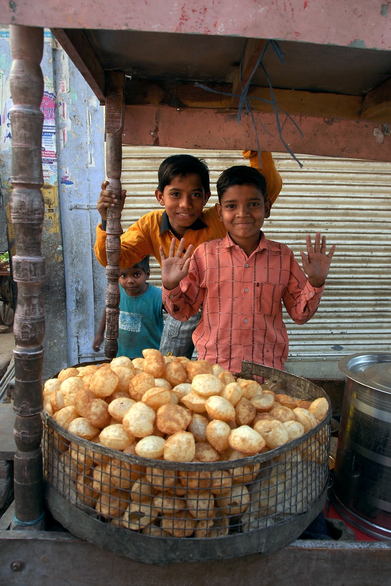 bill-hocker-puri-vendor-and-friends-jaipur-india-2006