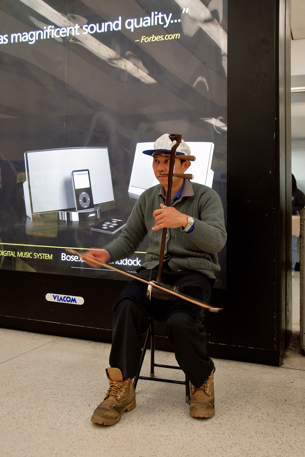 bill-hocker-erhu-player-bart-station-san-francisco-2007