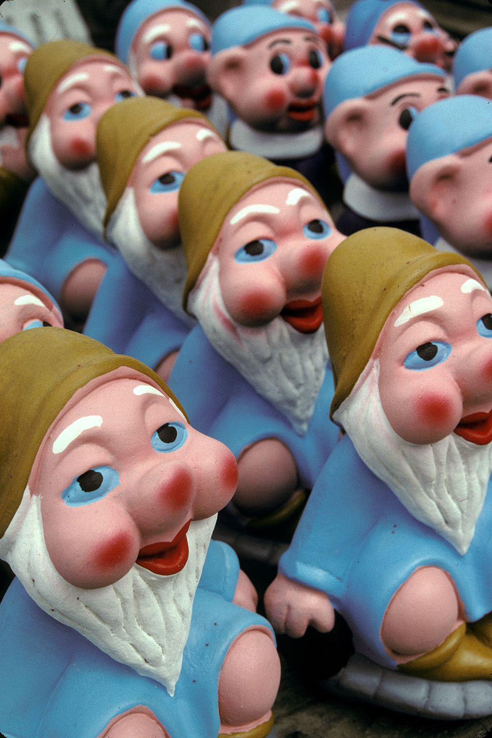 bill-hocker-dwarfs-en-masse-via-flaminia-italy-2006